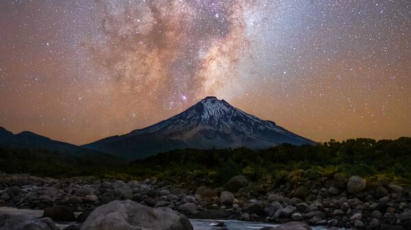 ‘Astrofotoğraf’ kategorisinde birincilik, Yeni Zelanda’daki Taranaki volkanının patlamasını fotoğraflayan Laurie Winter’e verildi. - Sputnik Türkiye