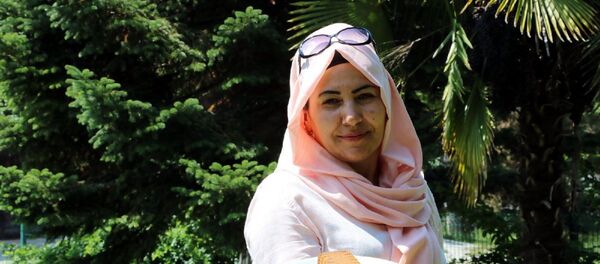 Zonguldak'ın Çaycuma ilçesinde, tekstil işçisi Sevim Akkoç (45), 13 yıldır çalıştığı fabrikada, evde yaptığı keki, çay molasına 5 dakika kala mesai arkadaşlarına ikram ettiği gerekçesiyle tazminatsız olarak işten çıkartıldı.  - Sputnik Türkiye