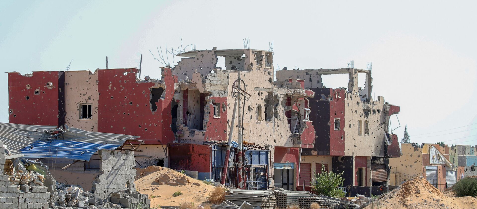 Libya'da çatışmalardan zarar görmüş bir bina - Sputnik Türkiye, 1920, 24.06.2021
