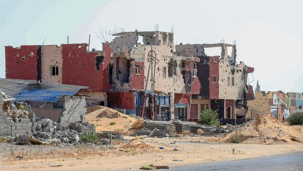 Libya'da çatışmalardan zarar görmüş bir bina - Sputnik Türkiye