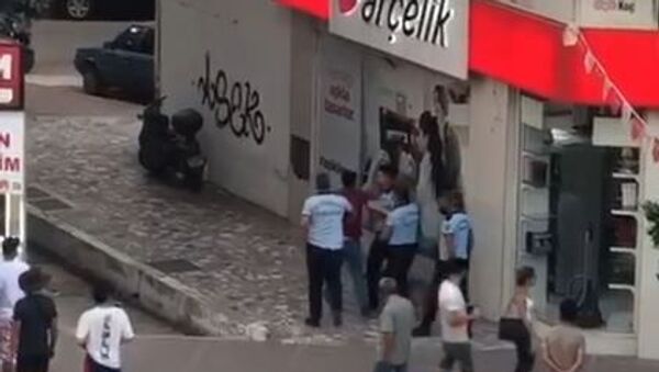 Antalya’da kadın zabıtaya küfrettiği ve fiziki saldırıda bulunduğu gerekçesiyle bir seyyar satıcı, diğer zabıtalar tarafından sokak ortasında dövüldü. - Sputnik Türkiye