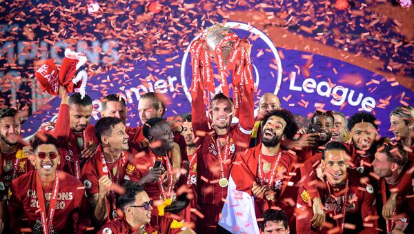 Liverpool şampiyonluk kupasını kaldırdı - Sputnik Türkiye