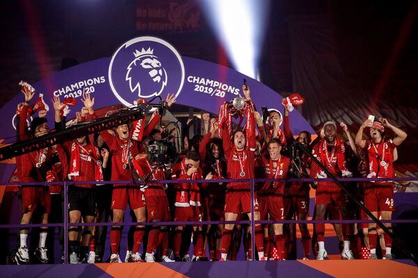 Liverpool şampiyonluk kupasını kaldırdı - Sputnik Türkiye