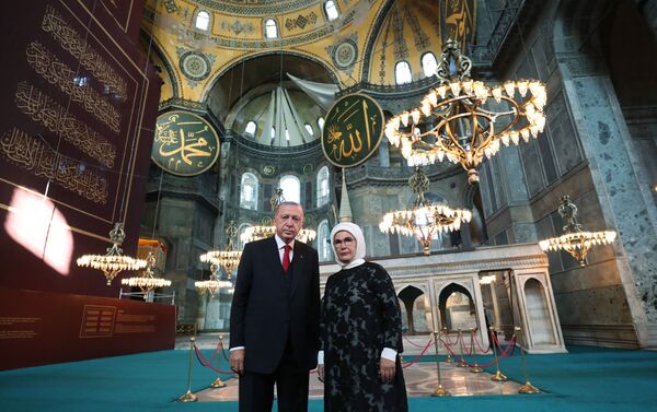 Cumhurbaşkanı Recep Tayyip Erdoğan ve eşi Emine Erdoğan Ayasofya'da - Sputnik Türkiye