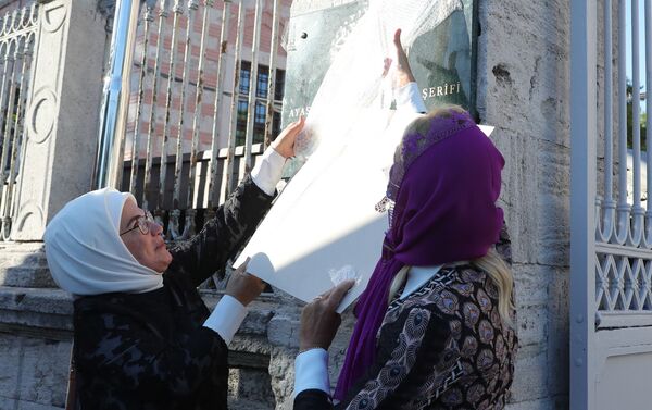 Cumhurbaşkanı Recep Tayyip Erdoğan'ın eşi Emine Erdoğan Ayasofya'nın girişine asılan cami tabelasının örtüsünü kaldırdı - Sputnik Türkiye