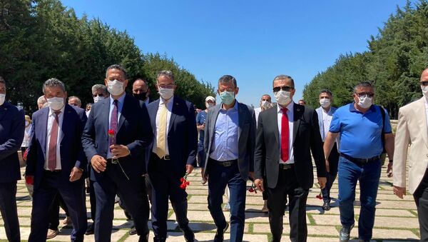 CHP’li Özgür Özel, Lozan'ın yıldönümünde Anıtkabir’e girmek isteyen sivil toplum kuruluşlarına desteğe geldi - Sputnik Türkiye
