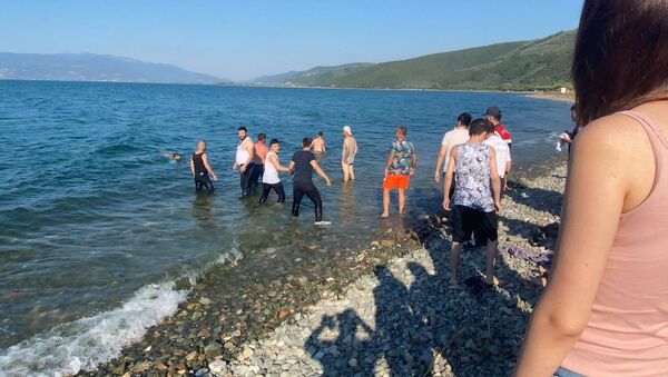  İznik Gölü'nde boğulma tehlikesi geçiren iki çocuğunu kurtarmak isterken kaybolan babanın cesedine ulaşıldı. - Sputnik Türkiye