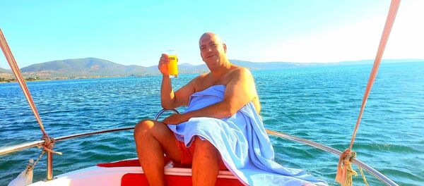 Balıkesir’in Edremit ilçesinde teknelerinin batması sonucu ölüm kalım savaşı veren ve 3 saatlik yüzme sonrası karaya ulaşan sporcu Yalçın Erciyes’in hem kendi hem de arkadaşının hayatını kurtarırken, bir kişi yaşamını yitirdi. Balıkesir’in Edremit ilçesinde teknelerinin batması sonucu ölüm kalım savaşı veren ve 3 saatlik yüzme sonrası karaya ulaşan sporcu Yalçın Erciyes’in hem kendi hem de arkadaşının hayatını kurtarırken, bir kişi yaşamını yitirdi. - Sputnik Türkiye