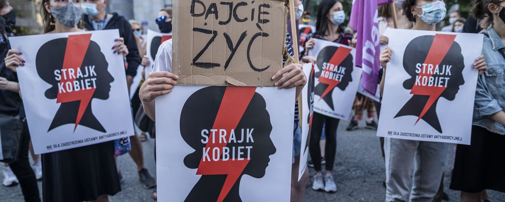 Polonya'nın başkenti Varşova'da aşırı muhafazakar hükümetin İstanbul Sözleşmesi'nden çekilme kararını protesto eden kadınlar Bırakın yaşayalım, Kadın grevi yazılı pankartlar da açtı. - Sputnik Türkiye, 1920, 22.10.2021