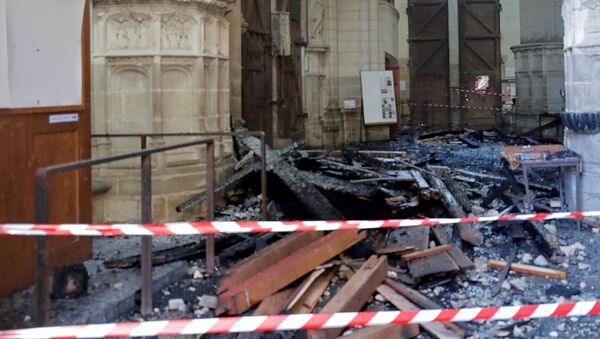Fransa'nın Nantes şehrindeki Saint-Pierre-et-Saint-Paul Katedrali'nde çıkarılan yangın, orgları ve vitrayları mahvetti. - Sputnik Türkiye