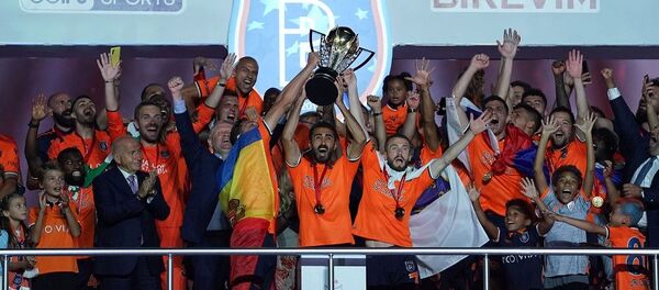 Medipol Başakşehir şampiyonluk kupasını aldı - Sputnik Türkiye