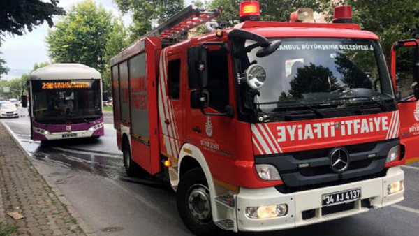 Beşiktaş'ta seyir halindeki yolcu otobüsü alev aldı - Sputnik Türkiye