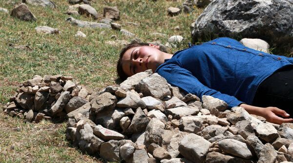 Öldürülen kadınlar için taştan heykel yaptı: ‘Hepsinin acısı içimize bir taş gibi oturdu’ - Sputnik Türkiye