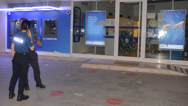 Banka yetkilisine ulaşabilmek için şubenin camını kırıp kendisini polise ihbar etti - Sputnik Türkiye