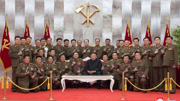 Kuzey Kore lideri Kim Jong-un, Kore Savaşı’nın (1950-1953) sona ermesinin 67. yıldönümü nedeniyle gerçekleştirilen resepsiyonda  ordu mensuplarıyla birlikte poz verdi. - Sputnik Türkiye