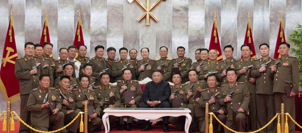 Kuzey Kore lideri Kim Jong-un, Kore Savaşı’nın (1950-1953) sona ermesinin 67. yıldönümü nedeniyle gerçekleştirilen resepsiyonda  ordu mensuplarıyla birlikte poz verdi. - Sputnik Türkiye