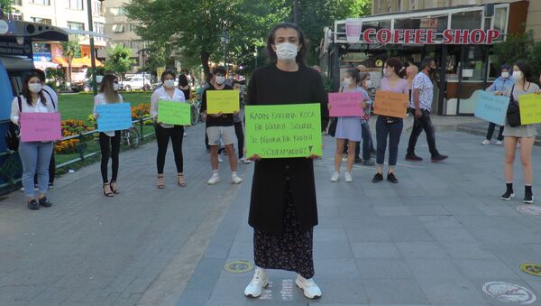 Kadına şiddete farkındalık oluşturmak için etek giydi - Sputnik Türkiye