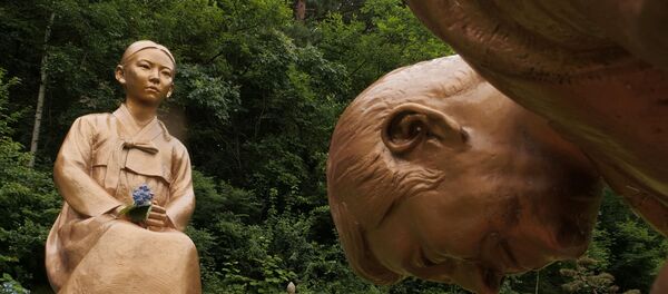 Pyeongchang’daki Kore Botanik Bahçesi’ne dikilen ‘Ebedi Kefaret’ adlı heykelde, Güney Koreli bir kadının önünde dizlerinin üstüne çökerek özür dileyen figürün Japonya Başbakanı Şinzo Abe’ye benzetilmesi üzerine diplomatik kriz çıktı. Pyeongchang’daki Kore Botanik Bahçesi’ne dikilen ‘Ebedi Kefaret’ adlı heykelde, Güney Koreli bir kadının önünde dizlerinin üstüne çökerek özür dileyen figürün Japonya Başbakanı Şinzo Abe’ye benzetilmesi üzerine diplomatik kriz çıktı. - Sputnik Türkiye