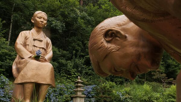 Pyeongchang’daki Kore Botanik Bahçesi’ne dikilen ‘Ebedi Kefaret’ adlı heykelde, Güney Koreli bir kadının önünde dizlerinin üstüne çökerek özür dileyen figürün Japonya Başbakanı Şinzo Abe’ye benzetilmesi üzerine diplomatik kriz çıktı. - Sputnik Türkiye