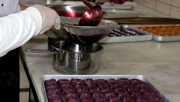 Erzurum’da diyabet hastalarına özel mor baklava yapmaya başlayan baklava ustası, siparişleri yetiştirmek için gece gündüz çalışıyor. - Sputnik Türkiye