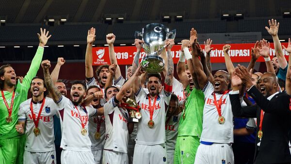 Ziraat Türkiye Kupası finalinde Aytemiz Alanyaspor'u 2-0 yenen Trabzonspor, kupayı kazandı. - Sputnik Türkiye