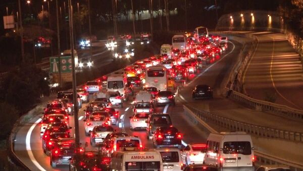 Kurban Bayramı öncesinde memleketlerine gitmek için yollara çıkan İstanbulluların oluşturduğu trafik yoğunluğu devam ediyor. - Sputnik Türkiye