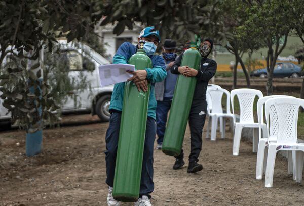 Salgın kaynaklı can kaybının ve vaka sayılarının giderek arttığı Peru’nun başkenti Lima’da, koronavirüs hastalarına mobil bir üretim aracıyla ‘bedava oksijen tüpü’ dağıtılıyor. Ordunun kontrolünde olan araçlara boş tüplerini getiren halk, yeniden oksijen doldurtup salgınla mücadele eden yakınlarına taşıyor. - Sputnik Türkiye