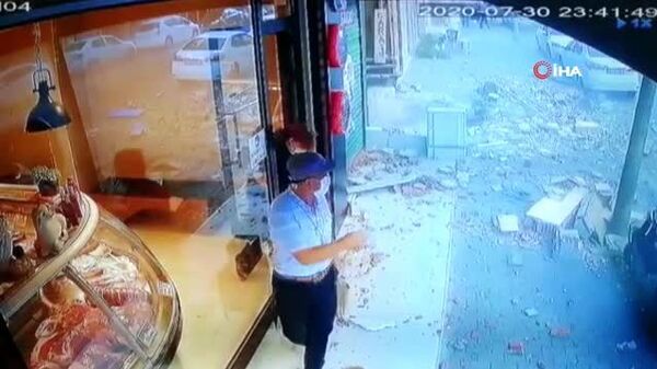 Küçükçekmece’de cadde üzerindeki 5 katlı bir binanın 3. ve 2. katındaki dairelerin balkonları henüz bilinmeyen bir sebeple çöktü. - Sputnik Türkiye