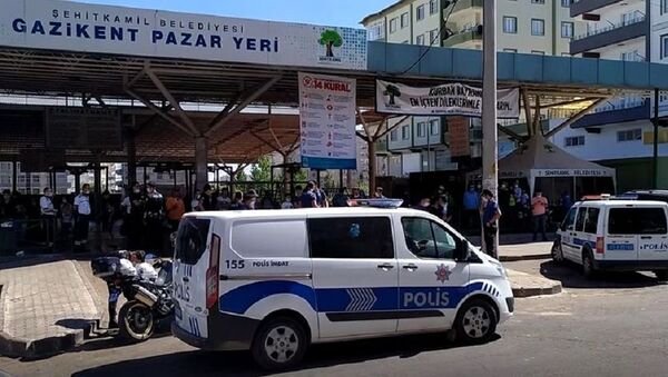 Gaziantep'te, kurban kesimi yapılan bir pazar yerinde, kurban sahipleri ile kasapların kurban derisini paylaşamaması nedeniyle kavga çıktı. Kasaplar ile kurban sahiplerinin birbirine girdiği kavga sonucu 3'ü ağır 5 kişi yaralandı, 6 kişi gözaltına alındı. - Sputnik Türkiye