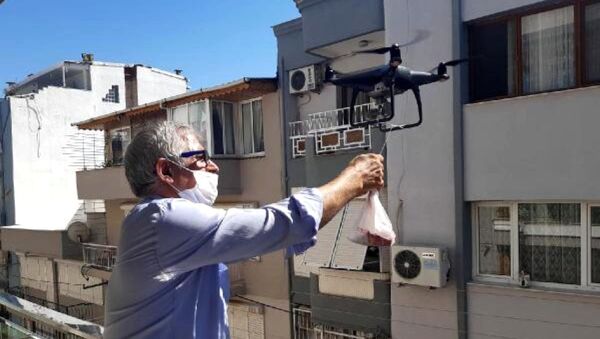 İzmir'de sosyal mesafeye dikkat çekmek için kurban etini drone'la gönderdi - Sputnik Türkiye