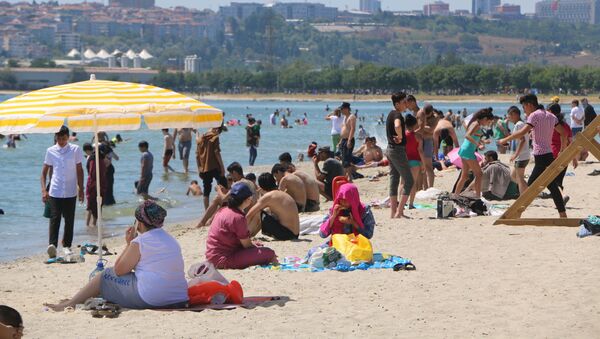 İstanbul Küçükçekmece'de bulunan Menekşe Plajı'nda bayram günü yoğunluk yaşandı. Plajı dolduran yüzlerce  vatandaş, sosyal mesafe ve maske kuralını hiçe saydı. - Sputnik Türkiye