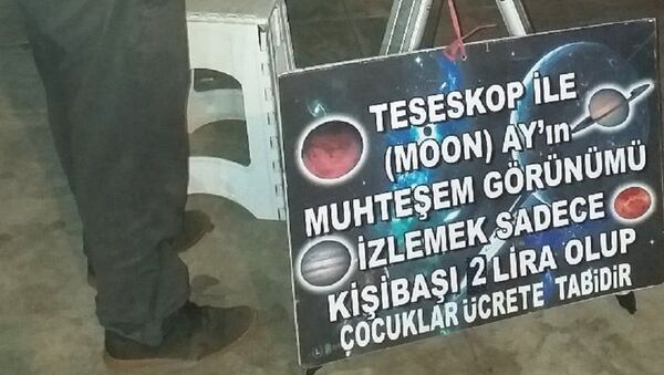 Emekli Aker gökyüzünü insanların da görmesini istedi, teleskobunu alarak sokağa çıktı - Sputnik Türkiye