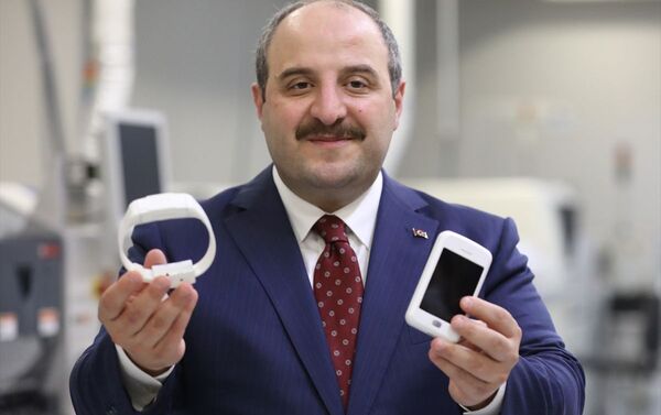 Firmanın Genel Müdürü Ömer Şahin Karaman'dan bilgi alan Varank, üretim tesisinde millileştirilen elektronik kelepçelerin prototiplerini inceledi. - Sputnik Türkiye