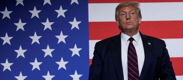 Kızılhaç merkezini ziyaret ederken ABD bayrağı önünde duran Başkan Donald Trump Kızılhaç merkezini ziyaret ederken ABD bayrağı önünde duran Başkan Donald Trump - Sputnik Türkiye