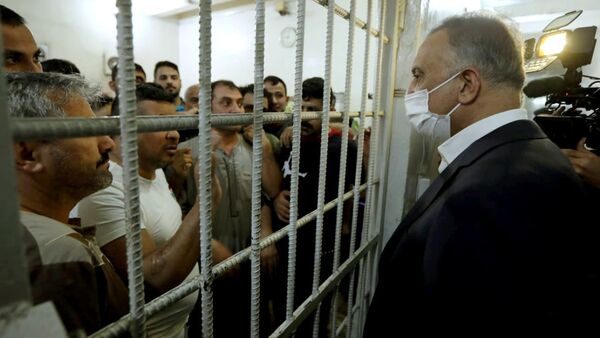 Irak Başbakanı Mustafa el-Kazımi cezaevine bayram ziyaretinde mahkumlarla görüşürken - Sputnik Türkiye