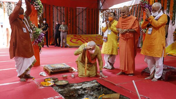 Hindistan Başbakanı Nerandra Modi, tarihi Babri Camisi'nin yerine inşa edilecek tartışmalı Hindu tapınağının temel atma törenine katıldı. - Sputnik Türkiye