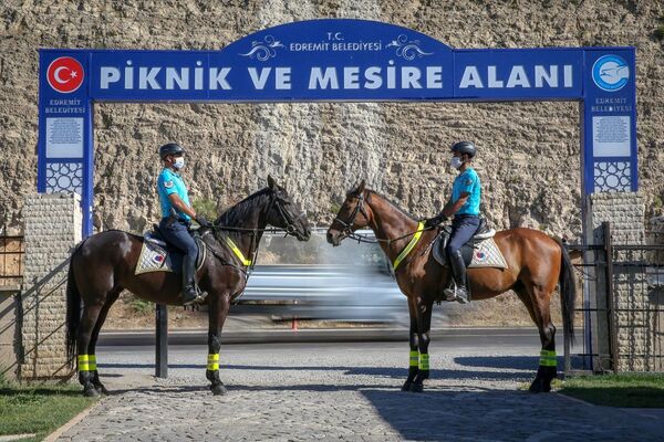Van Gölü sahillerini atlı birlikler koruyor - Sputnik Türkiye