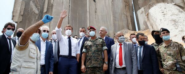 Fransa Cumhurbaşkanı Emmanuel Macron, patlamanın ardından resmi ziyaret kapsamında Beyrut'a gitti. - Sputnik Türkiye