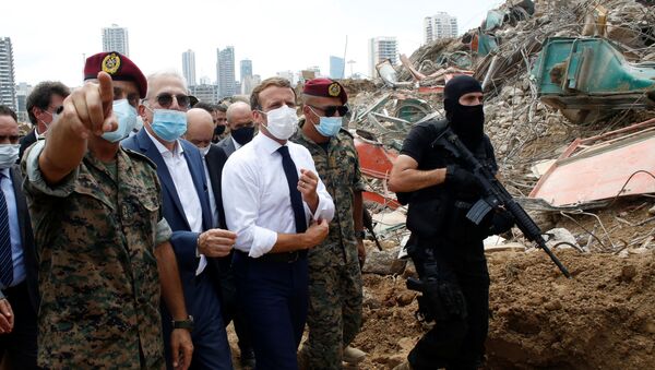 Fransa Cumhurbaşkanı Emmanuel Macron, patlamanın ardından resmi ziyaret kapsamında Beyrut'a gitti. - Sputnik Türkiye