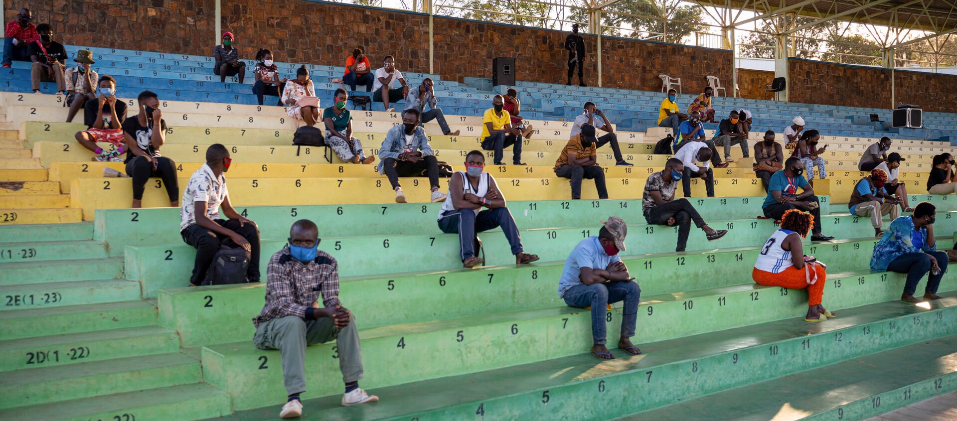 Salgın tedbirlerini ihlal ederken yakalanan Ruandalılar, tüm gece boyunca koronavirüsün tehlikelerine karşı ders dinlemek üzere stadyumlara götürülüyor. - Sputnik Türkiye, 1920, 07.08.2020