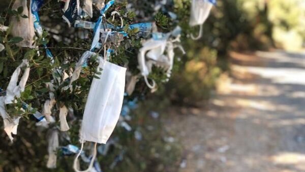 Büyükada'nın en yüksek noktalarından birinde konumlanmış, 100 yıldan fazla süredir ibadete açık olan Aya Yorgi Kilisesi'ni her gün çok sayıda yerli ve yabancı turist ziyaret ediyor. Kiliseye giden 'Azap Yokuşu'nda bulunan ağaçlara dilek dilemek için yıllardır bağlanan bez parçası ve iplerin yerine, son günlerde maske ve ıslak mendil asılması tepki çekti. - Sputnik Türkiye