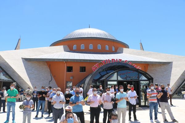 Türkiye'nin ilk ay yıldızlı camisi ibadete açıldı - Sputnik Türkiye