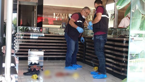 Kuyumcu, eşinin şaşırttığı soygunculardan birini vurdu, diğerini yakaladı - Sputnik Türkiye