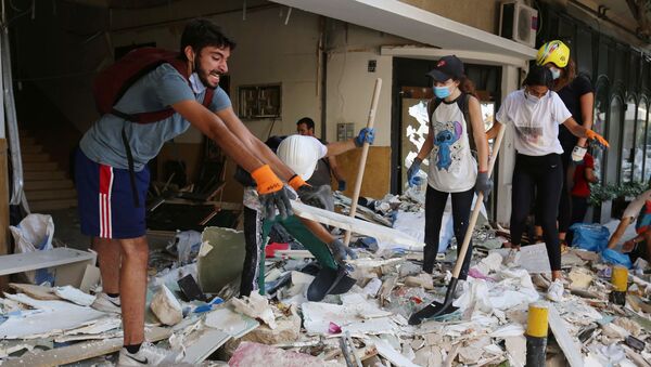 Lübnan’ın başkenti Beyrut’ta yaşanan patlamanın ardından, şehirdeki enkazı temizlemek ve ihtiyacı olanlara yardım etmek için çok sayıda Lübnanlı, gönüllü olarak günlerdir sokaklara iniyor - Sputnik Türkiye