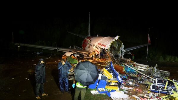 Hindistan'ın Kerala eyaletinde iniş sırasında pistin dışına çıkan ve yaklaşık 10 metre yükseklikten düşerek ikiye bölünen uçaktaki ölü sayısı 18'e çıktı. - Sputnik Türkiye