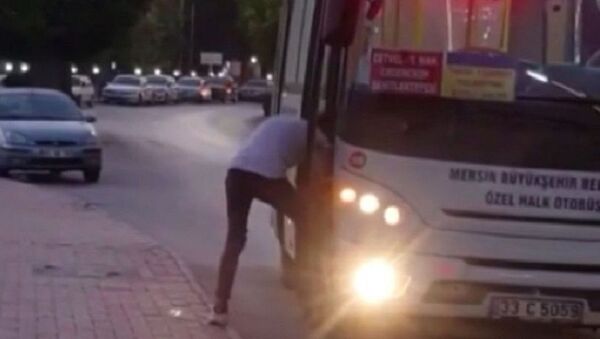 Durdurduğu otobüse binmek yerine basamakta ayakkabısının bağcıklarını bağladı - Sputnik Türkiye