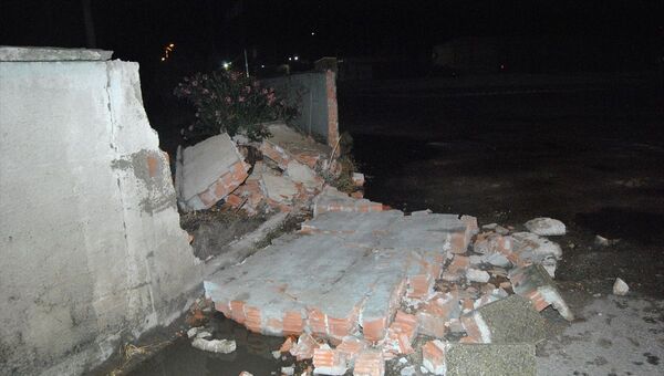 Şiddetli yağış ve rüzgar beton duvarları yıktı  - Sputnik Türkiye