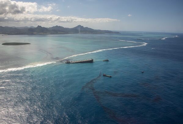 MV Wakashio adlı petrol tankeri, 25 Temmuz'da Mauritius adasındaki bir mercan resifinde karaya oturdu. Binlerce ton petrol denize sızdı. - Sputnik Türkiye