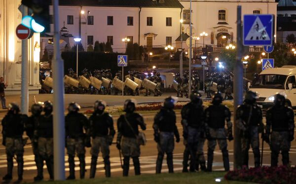 Minsk’te patlama sesleri: Bir protestocu hayatını kaybetti Minsk’te patlama sesleri: Bir protestocu hayatını kaybetti - Sputnik Türkiye