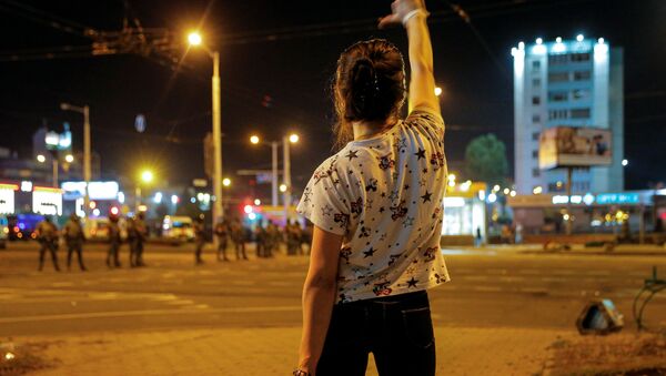 Девушка во время протестов в Минске после президентских выборов - Sputnik Türkiye